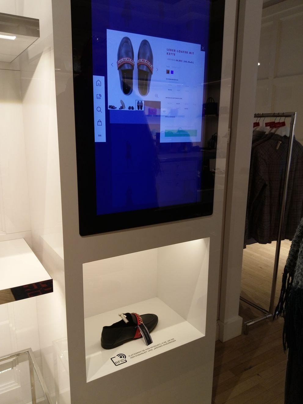 Mittels RFID-Etiketten und digitalen Anzeigen werden weiterführende Informationen zu Produkten ausgegeben. Mittels RFID-Etiketten und digitalen Anzeigen werden weiterführende Informationen zu Produkten ausgegeben.