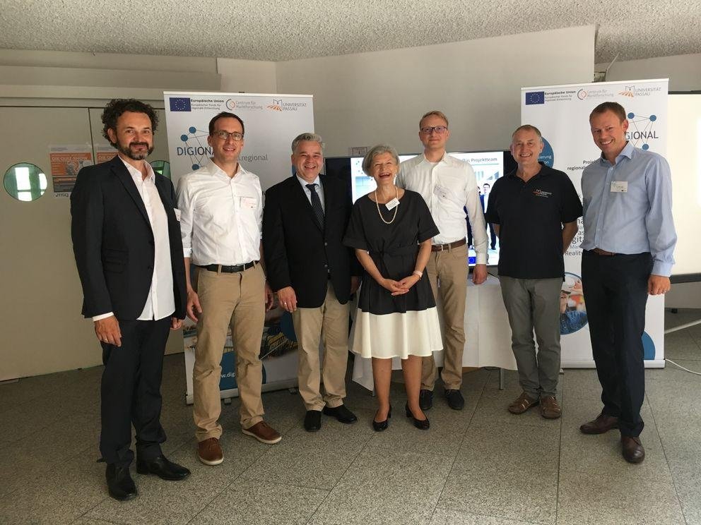 Von links: Vizepräsident Prof. Dr. Harry Haupt, Prof. Dr. Jan H. Schumann, Kanzler Dr. Achim Dilling, Präsidentin Prof. Dr. Carola Jungwirth, Prof. Dr. Dirk Totzek, Dekan Prof. Dr. Franz Lehner, Dr. Stefan Mang