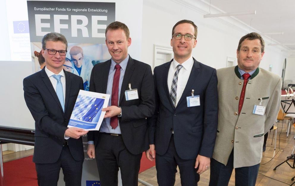 Von links: Wissenschaftsstaatssekretär Bernd Sibler, Dr. Stefan Mang, Prof. Dr. Jan Schumann (beide Universität Passau) und Helmut Potje, Referent für EU-Wissenschaftsangelegenheiten am KM. Foto: Steffen Leiprecht